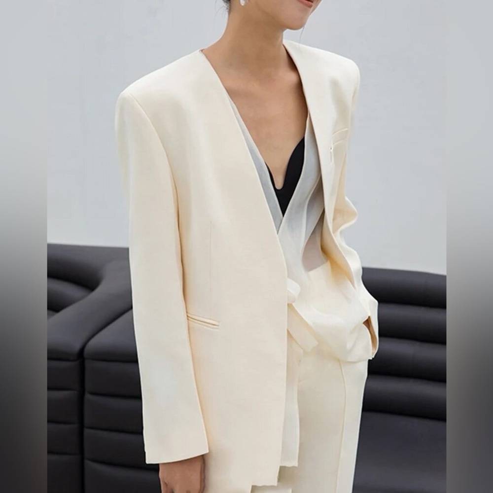 NEW! milky/ creamy  blazer
